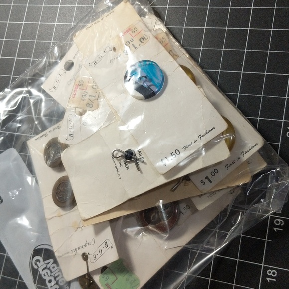 Massive vintage button bundle close to 5lbs - Picture 10 of 13